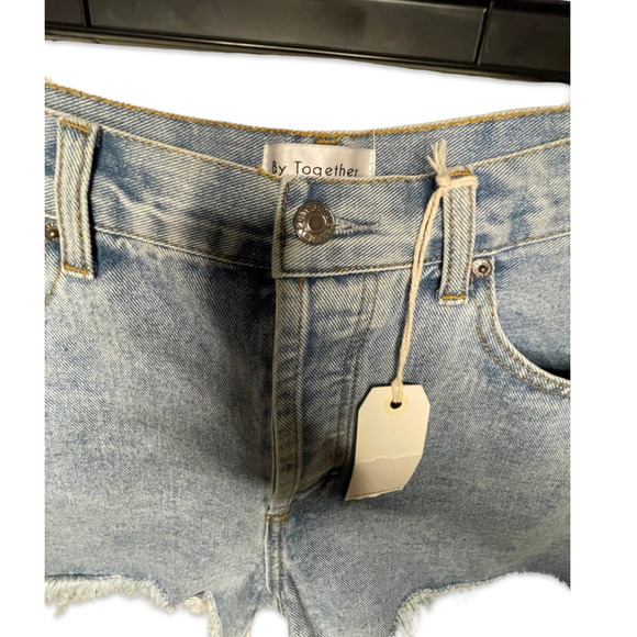 By Together Frayed Hem Jean Shorts NWT size Large - Picture 3 of 3